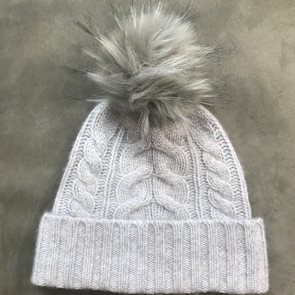 Halogen Accessories - NWOT-Halogen 100% cashmere beanie hat a fluffy pom